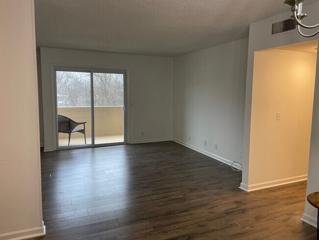 Foto del edificio - Awesome 2 Bedroom Condo Near the River!