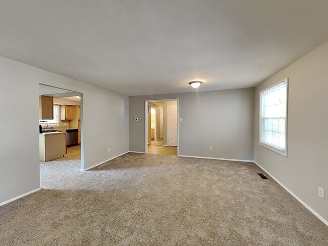 Building Photo - MOVE IN SPECIAL! 3 bed 2 bath ranch with f...