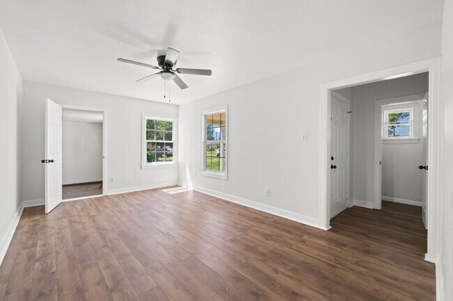 Building Photo - Large & Updated Home, *FIRST MONTH'S RENT FREE*
