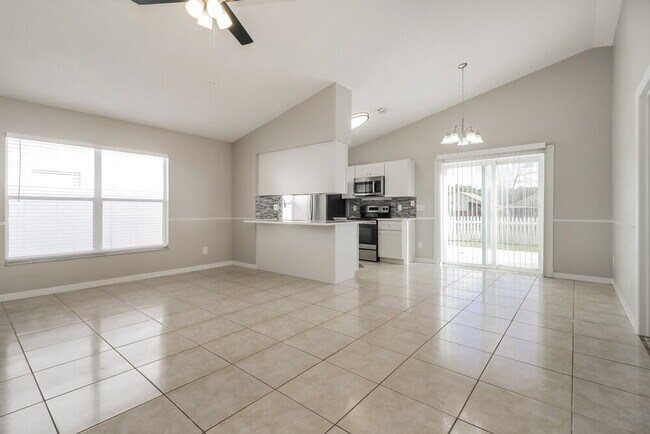 Foto del edificio - 13710 Glasser Ave