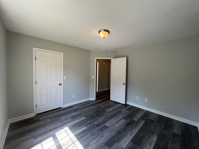 Building Photo - 2 Bedroom Duplex House with Yard