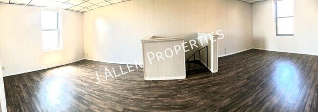 Building Photo - Huge, Rare 3 bed in Charming Building