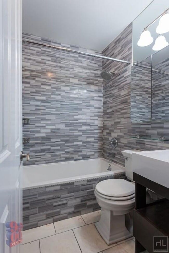 Building Photo - Clinton Street