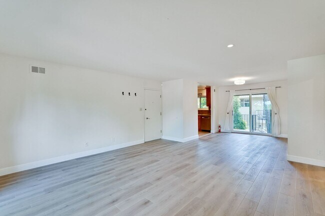 Foto del edificio - Top floor 2 Bed 2 Bath Condo in Los Altos!