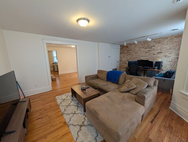 Foto del edificio - Wicker Park 2 BR, Prime Location, Fully Renovated