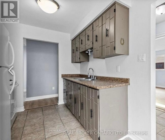 Building Photo - 536 Cherryhill St