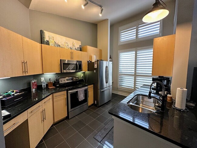 Building Photo - This stunning condo offers a fitness cente...