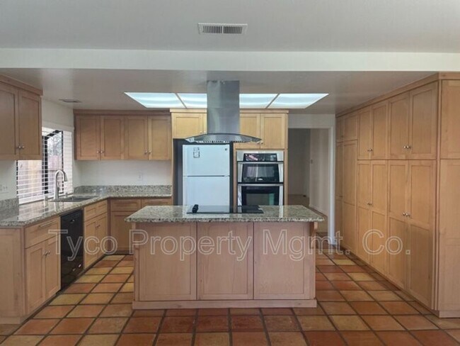 Building Photo - 802 E J St