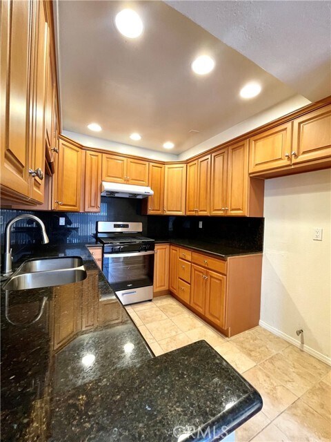Foto del edificio - 4451 Emerald St