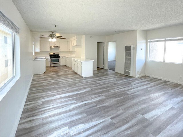 Foto del edificio - 13535 Yukon Ave