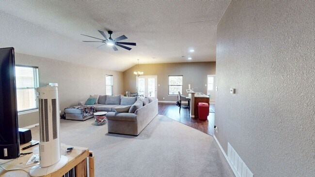 Foto del edificio - LIMITED-TIME MOVE-IN SPECIAL: Two Weeks Free Rent! Spacious 3 Bedroom, 2 Full Bath, with Attached...