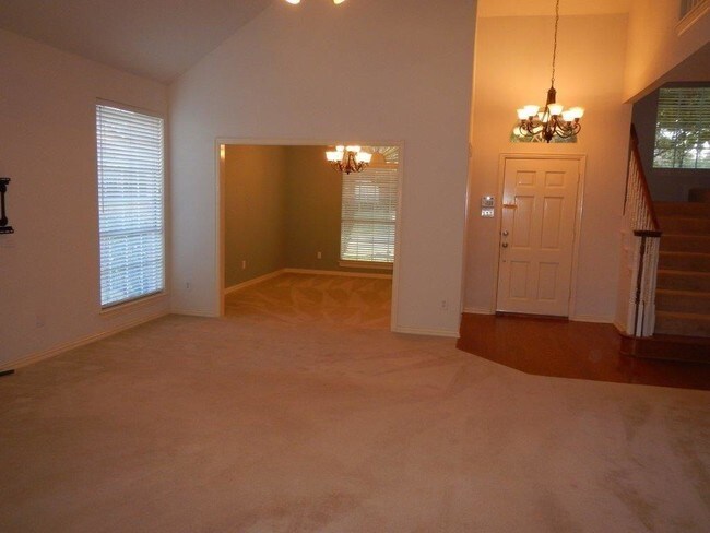 Building Photo - 3901 Overlake Dr