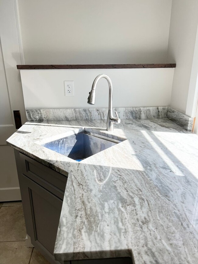 Building Photo - 47 Warwick St