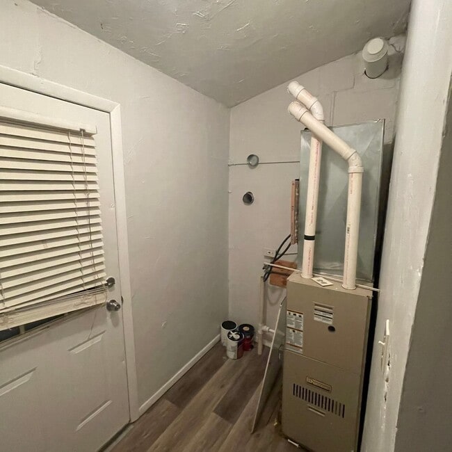 Building Photo - Rent ready!