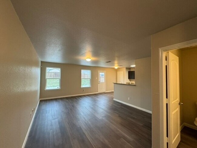 Foto del edificio - 3-Bedroom Home in Southeast San Antonio with Spacious Backyard & Open Layout