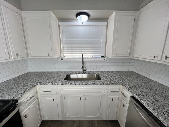 Foto del edificio - 134 NE Fullerton- Hot new listing!