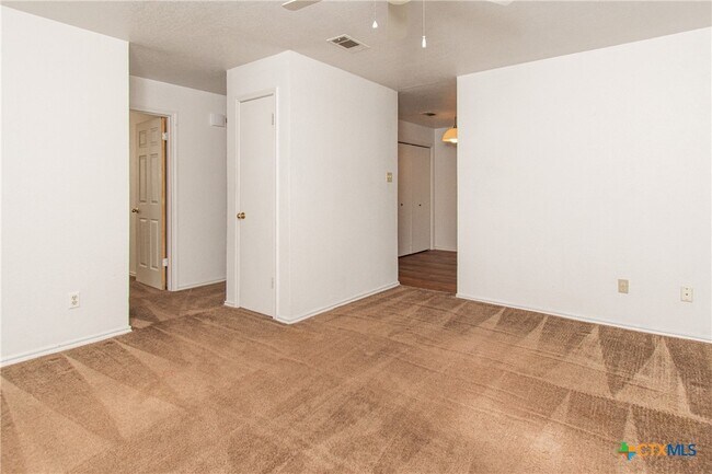 Foto del edificio - 1703 Cedarhill Dr