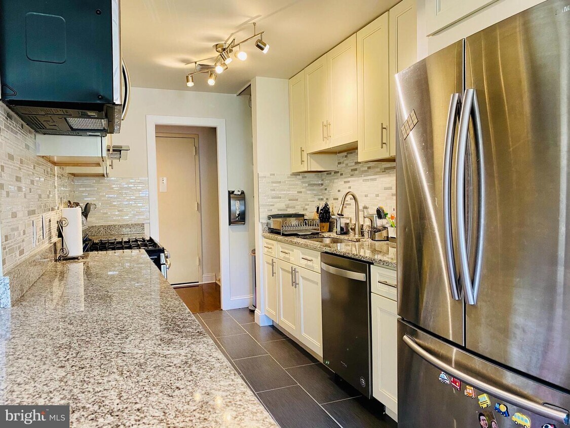 Primary Photo - 1637 Oakwood Dr
