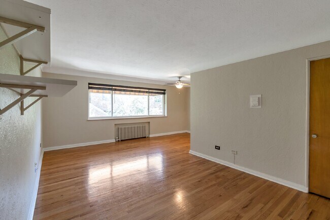 Building Photo - Large Two Bed / One bath in great Art deco building near Washington park.
