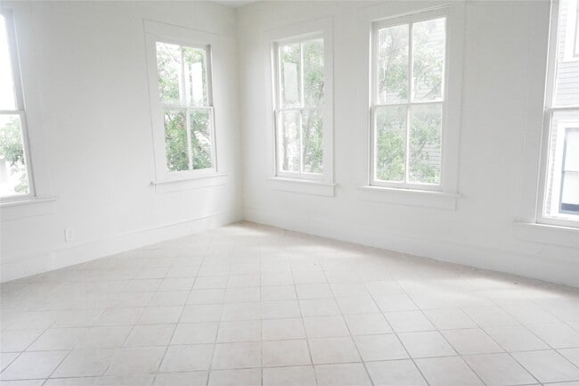 Building Photo - 304 18th St