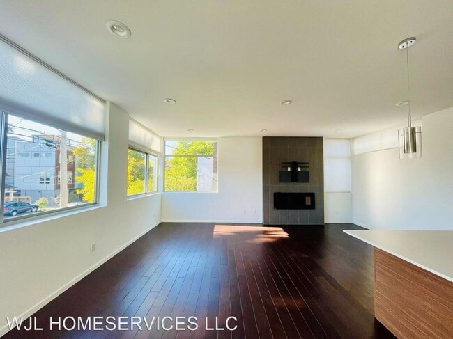 Building Photo - 3 br, 2.5 bath House - 2024 NW 62nd St Uni...