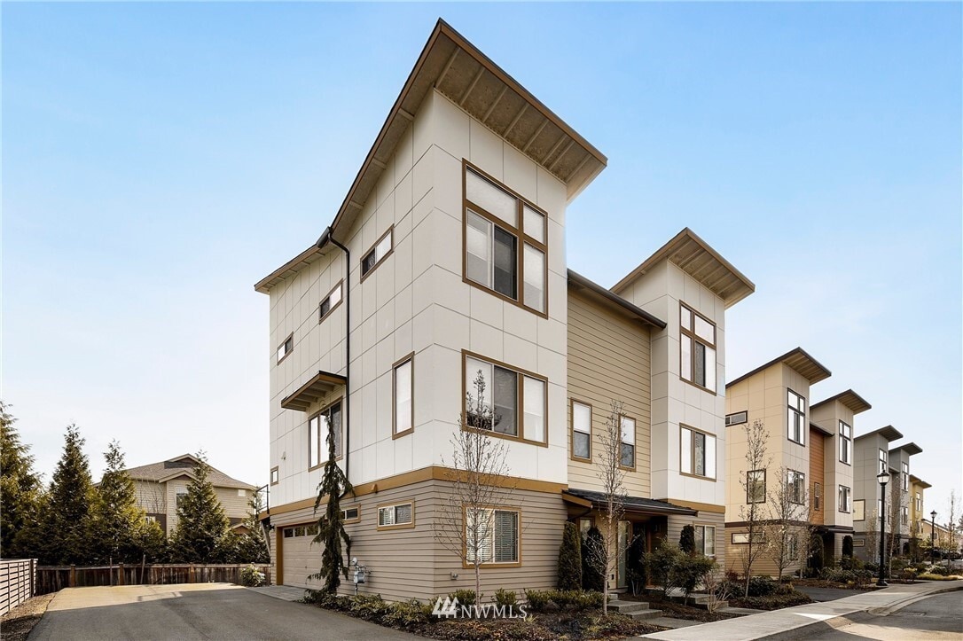 Primary Photo - 348 Chelan Ave NE