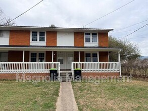 Building Photo - 226 Oak St