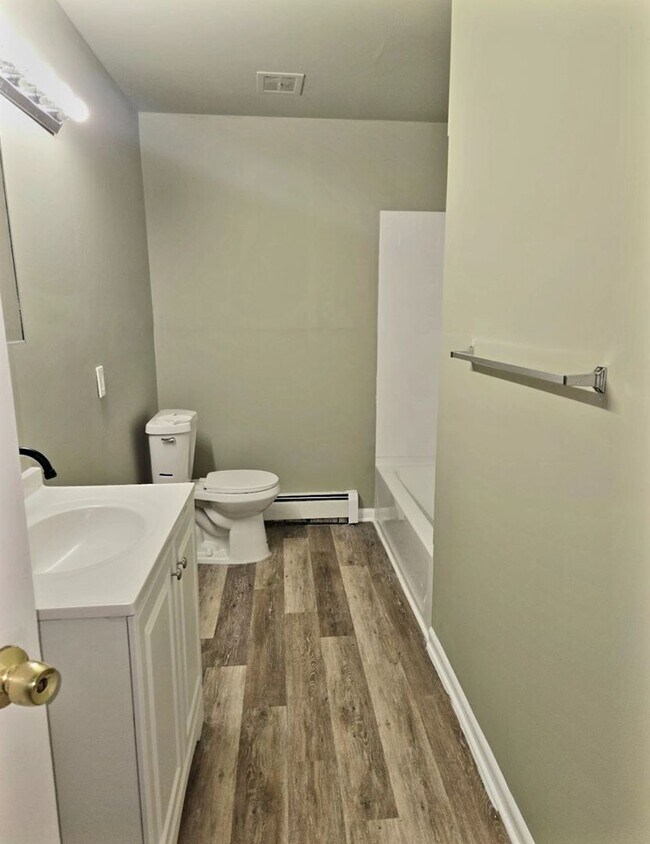 Building Photo - Large 2 bedrooms, 1 bathroom