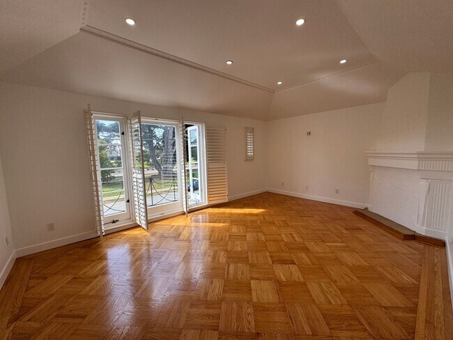 Foto del edificio - Spacious 5BR/6BA Updated Home with Private...