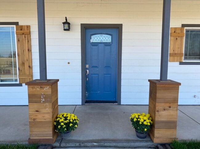 Building Photo - Country property located in Hilmar!