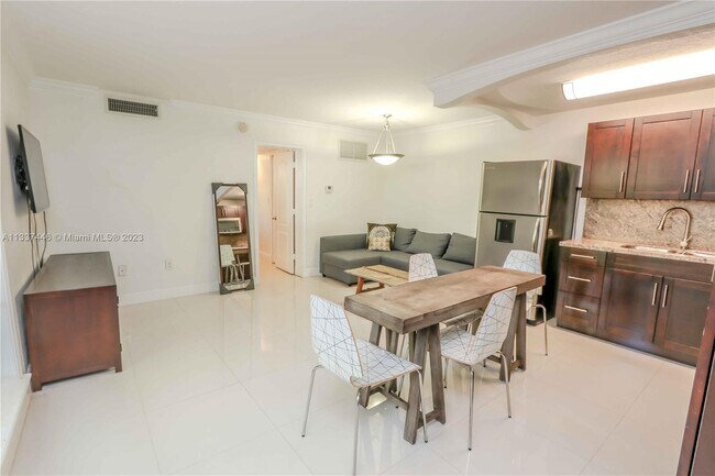 Foto del edificio - 3245 Virginia St