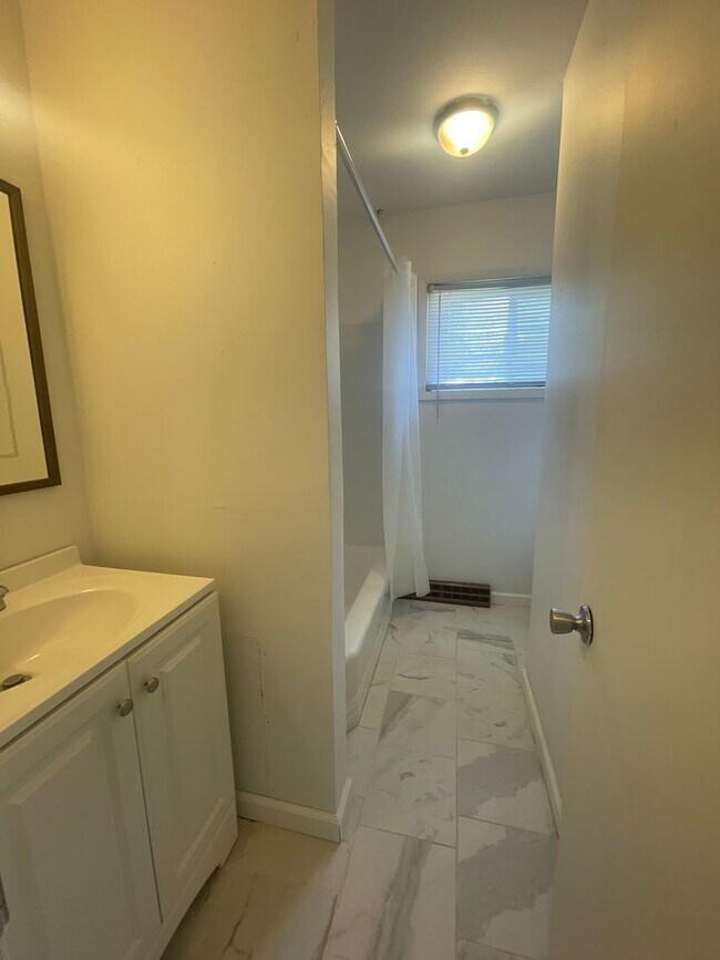 Foto del edificio - 2 Bedroom 1 Bathroom Duplex for Rent!