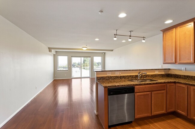 Building Photo - 3 Bed 3 Bath - A/C - Mt Baker View - Pet F...