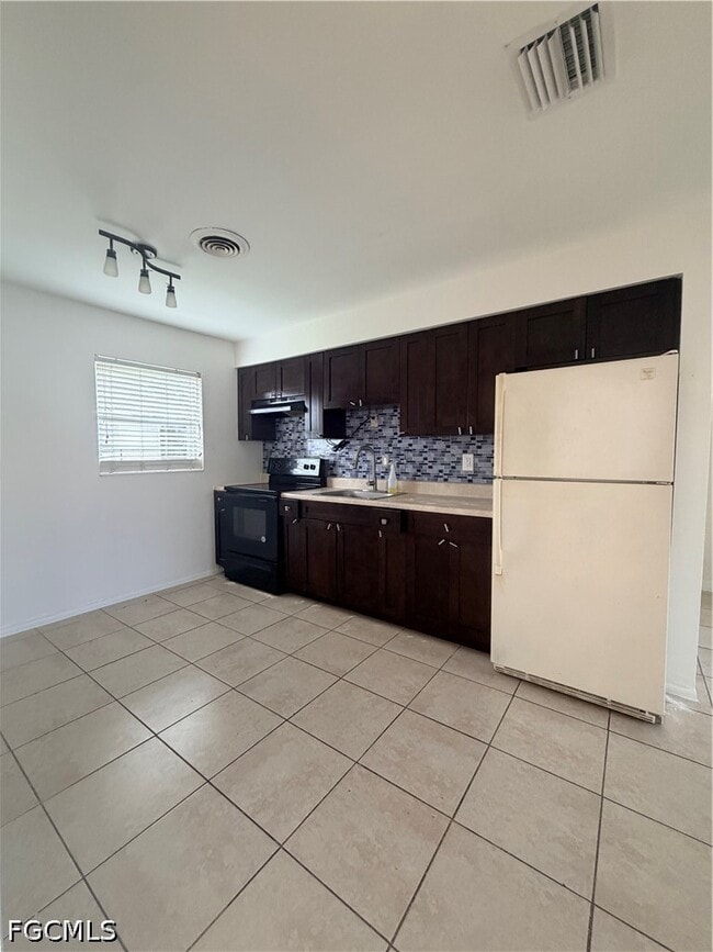 Building Photo - 1742 Maple Dr