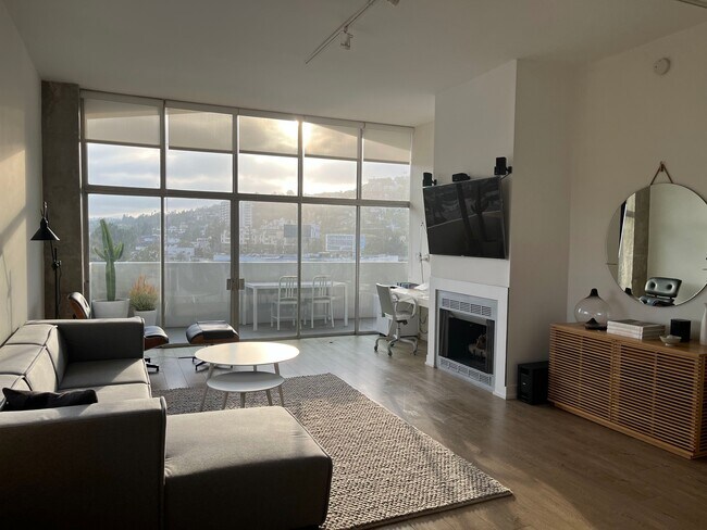Floor to ceiling windows - 1155 N La Cienega Blvd