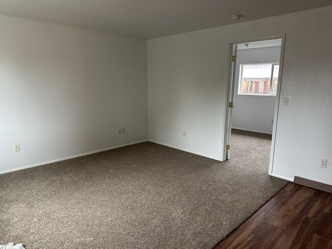 Building Photo - M924-926