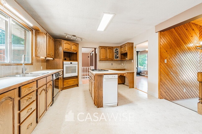 Building Photo - 160 Windermere Dr SW