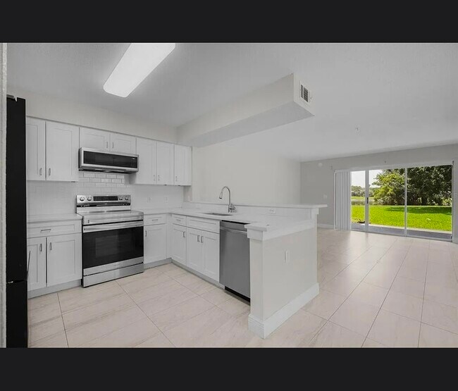 Building Photo - 13929 Fairway Island Dr