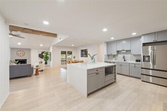 Building Photo - 6809 Lunar Dr