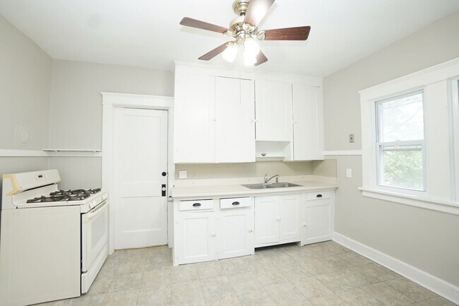 Foto del edificio - 2-Bedroom Lakewood Gem in the Heart of the...
