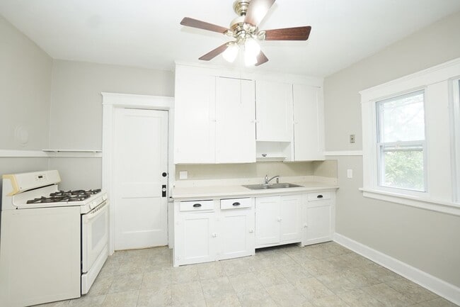 Building Photo - 2-Bedroom Lakewood Gem in the Heart of the...