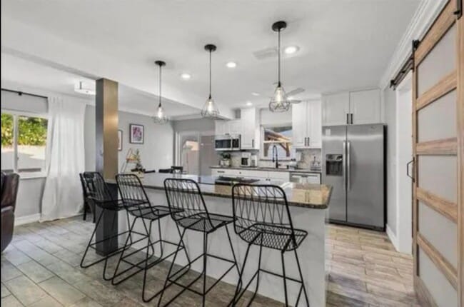Foto del edificio - 6450 Woodland Blvd
