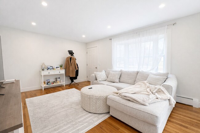 Foto del edificio - Lebanon - 3 Bed, 2 Bath house - $3900 plus utilities