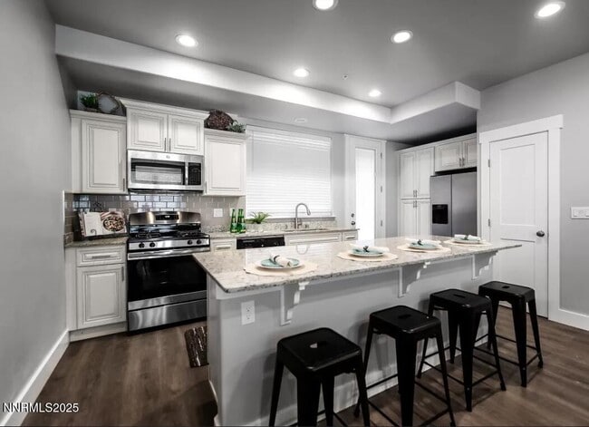 Building Photo - 730 Bluffs Ct