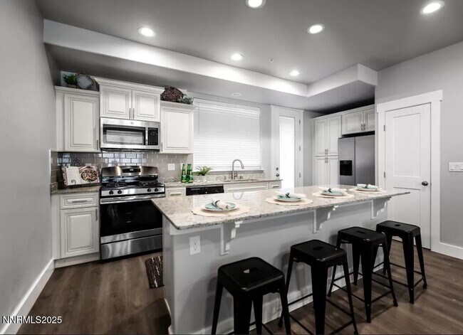 Foto del edificio - 730 Bluffs Ct