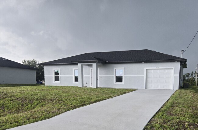 Foto del edificio - BRAND NEW THREE BEDROOM, 2 BATH, 1 CAR GAR...