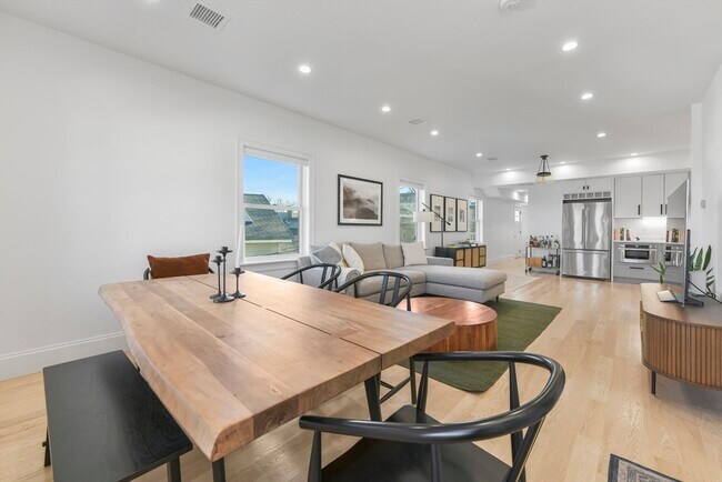 Building Photo - 17 Akron St