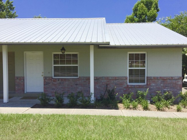 Building Photo - 902 SE Sanchez Ave