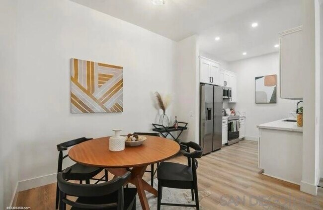 Foto del edificio - 8320 Regents Rd