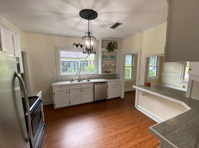 Building Photo - *BEAUTIFUL SOUTH HIGHLANDS HOME*